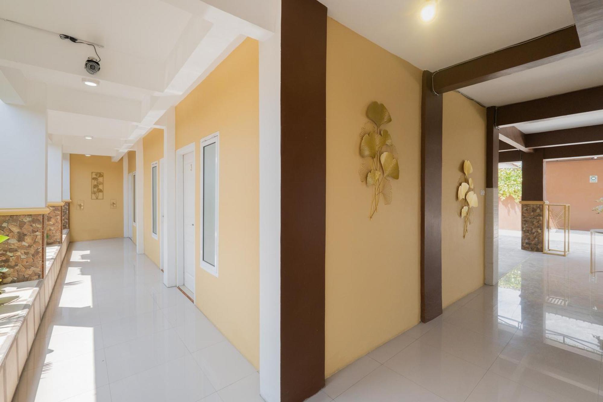 Отель Reddoorz Syariah Near Rsud Dr Iskak Tulungagung Kedungwaru Экстерьер фото
