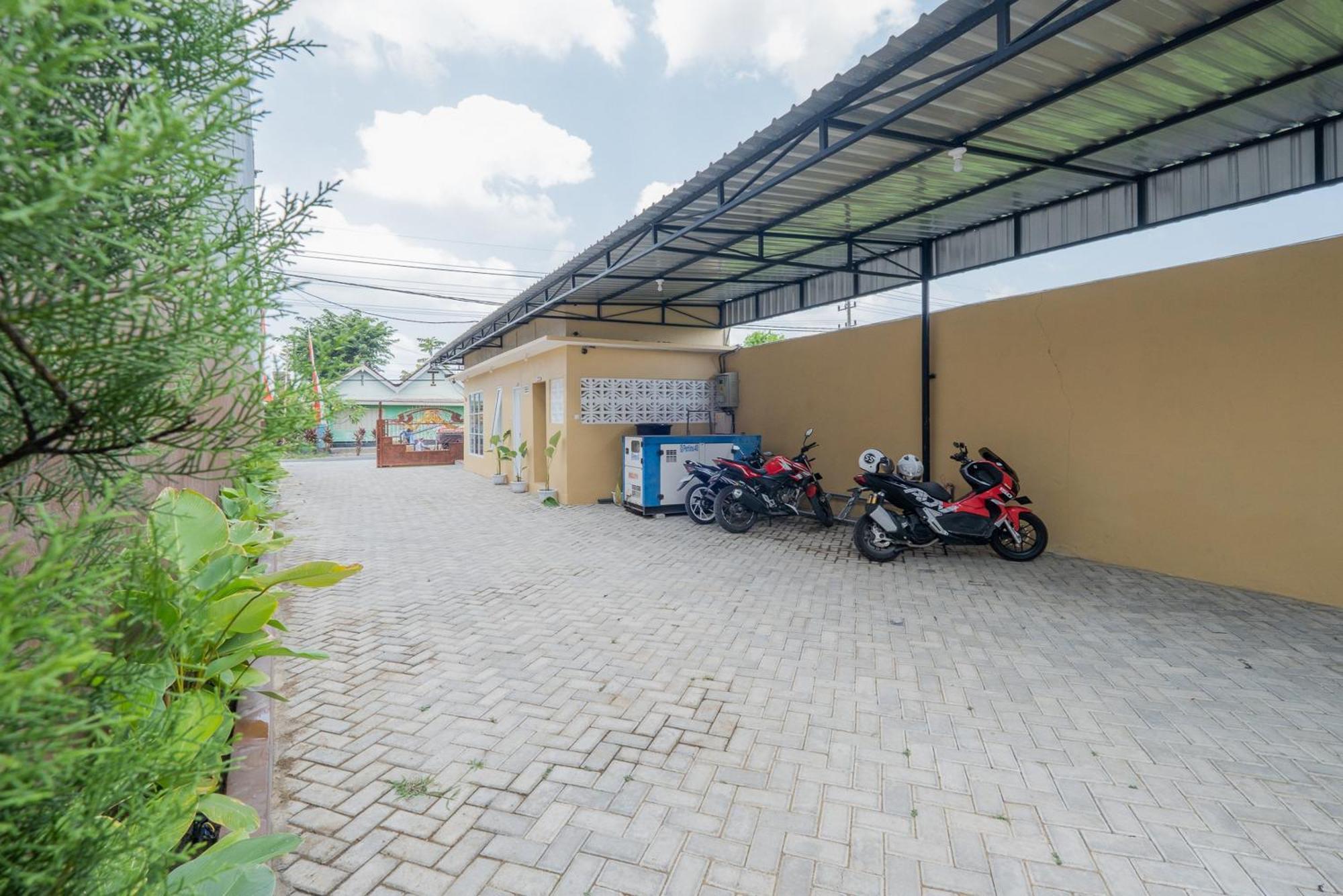 Отель Reddoorz Syariah Near Rsud Dr Iskak Tulungagung Kedungwaru Экстерьер фото