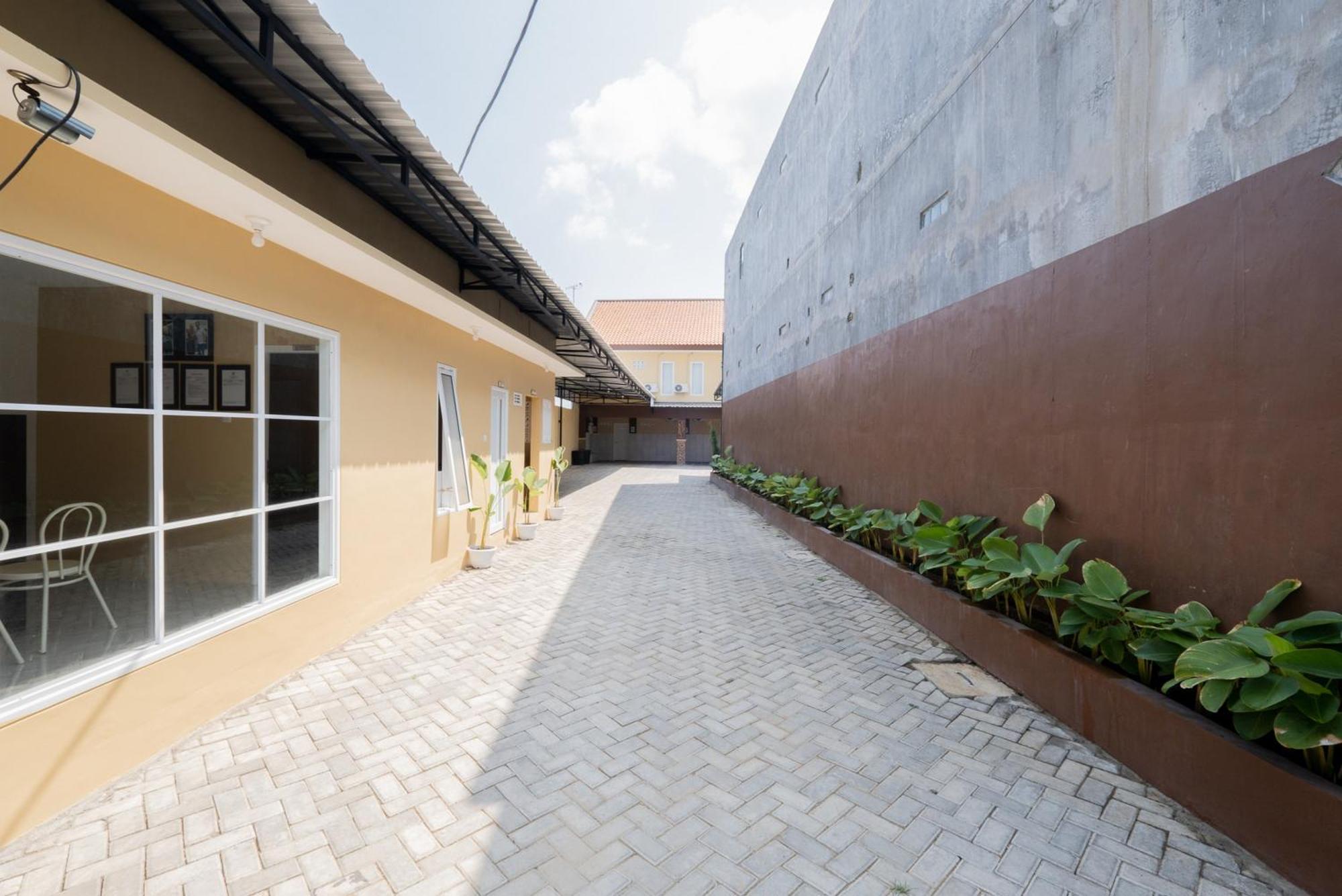 Отель Reddoorz Syariah Near Rsud Dr Iskak Tulungagung Kedungwaru Экстерьер фото