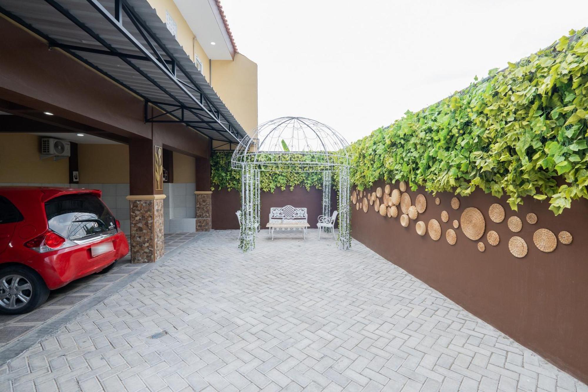 Отель Reddoorz Syariah Near Rsud Dr Iskak Tulungagung Kedungwaru Экстерьер фото