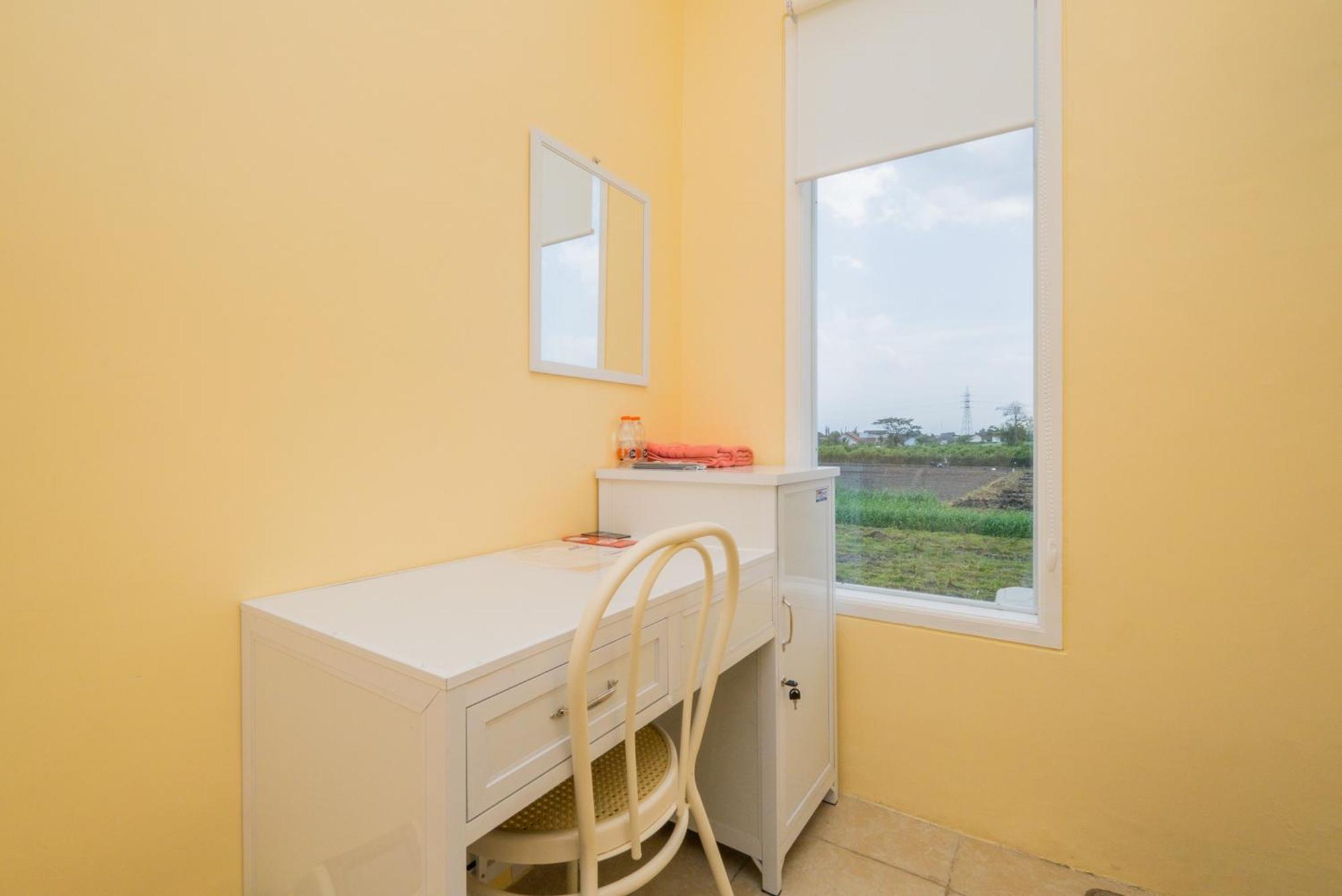 Отель Reddoorz Syariah Near Rsud Dr Iskak Tulungagung Kedungwaru Экстерьер фото