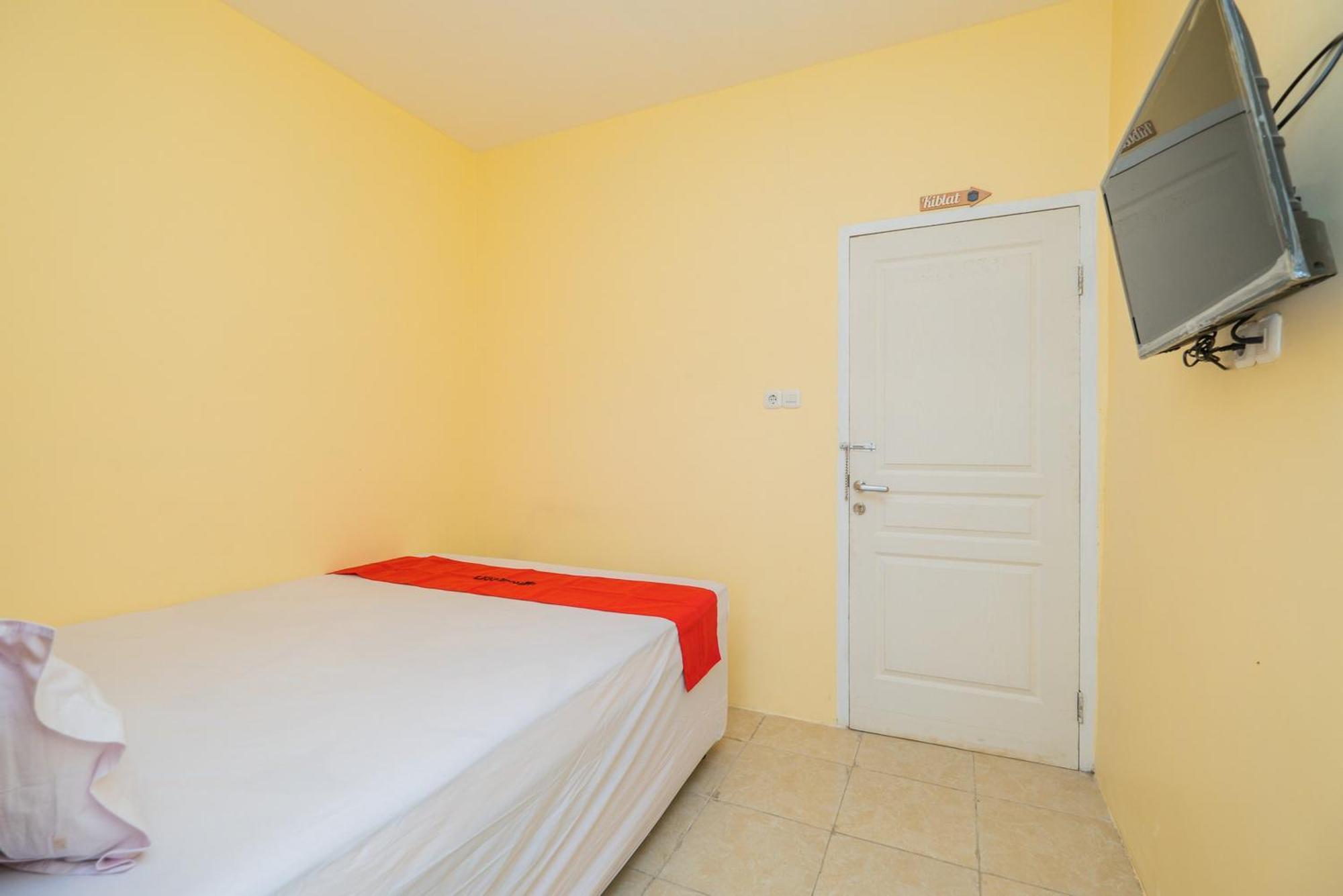 Отель Reddoorz Syariah Near Rsud Dr Iskak Tulungagung Kedungwaru Экстерьер фото