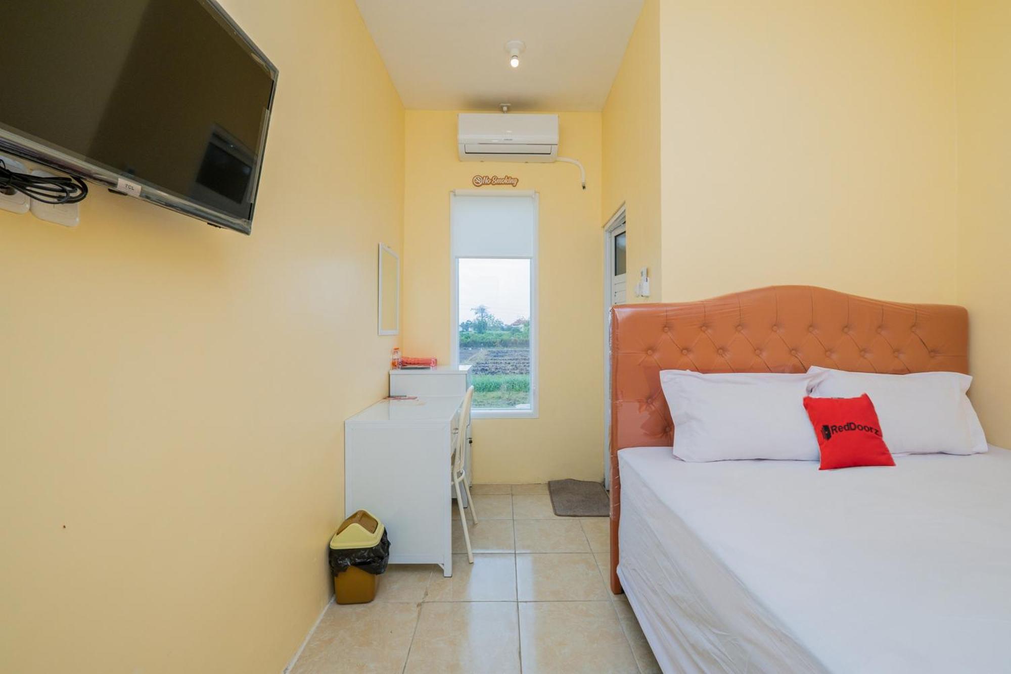 Отель Reddoorz Syariah Near Rsud Dr Iskak Tulungagung Kedungwaru Экстерьер фото